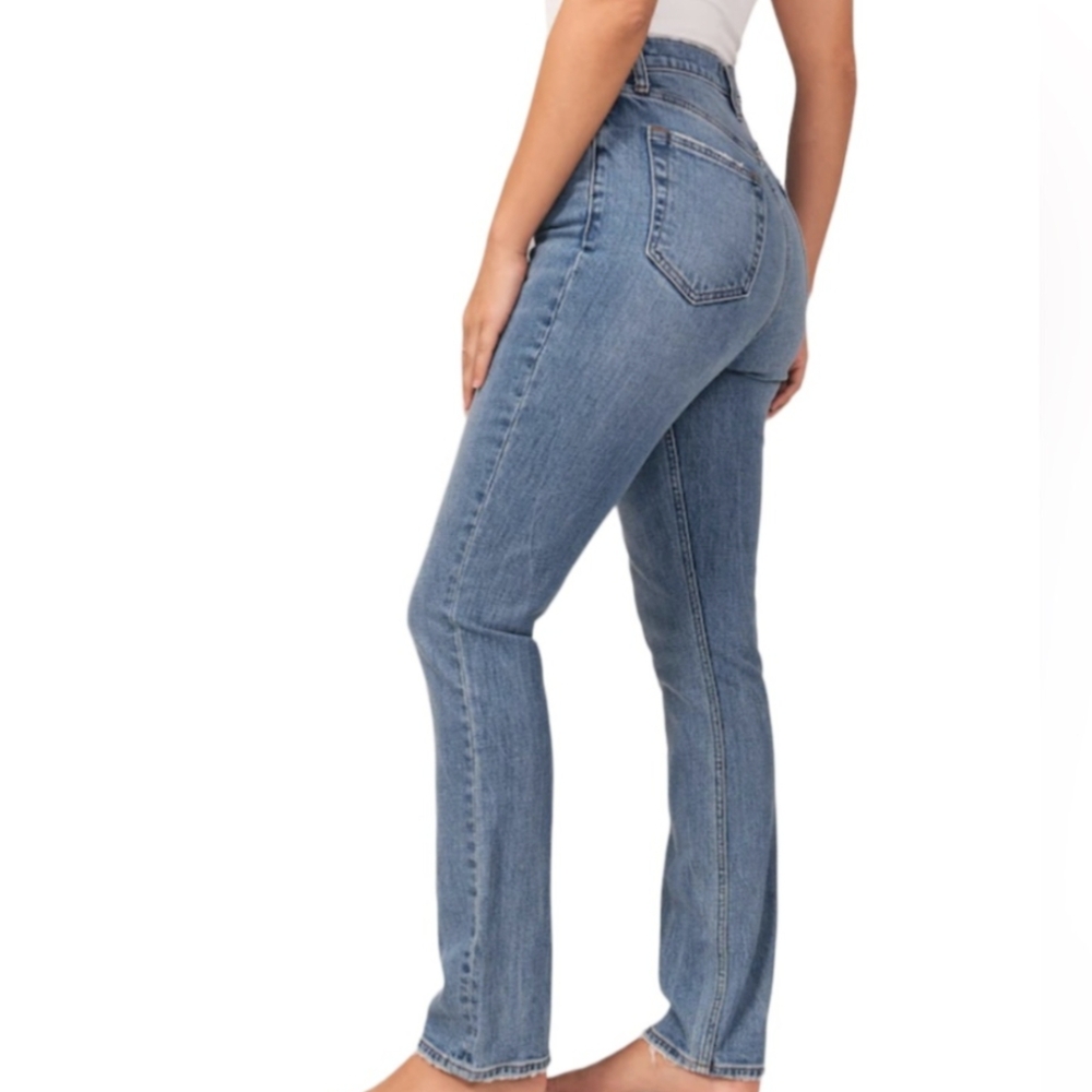 A & F Curve Love Ultra High Rise 90s Slim Straight Jean size 29 long